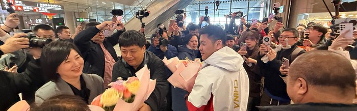 专业体育娱乐-速滑冠军宁忠岩载誉返乡，家乡民众热情接机|速度滑冰|冬奥会|米兰冬奥会|AC米兰|黑龙江_新浪体育_新浪新闻