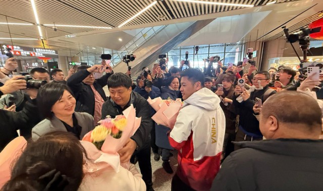 专业体育娱乐-速滑冠军宁忠岩载誉返乡，家乡民众热情接机|速度滑冰|冬奥会|米兰冬奥会|AC米兰|黑龙江_新浪体育_新浪新闻