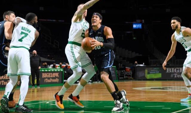 芒果体育-争夺戈登绿军暂时领跑 魔术锋线并非安吉唯一选择