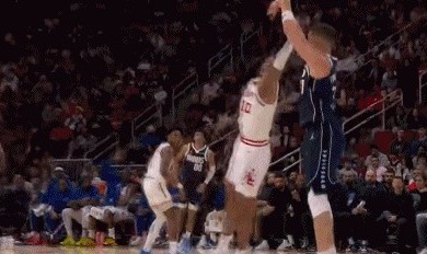 专业体育娱乐-来就是成串！克莱外线连中两记三分球帮助球队追分