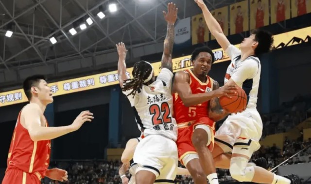 体育竞猜-小巴里-布朗全场21中7，三分8中2得到21分3篮板3助攻2抢断